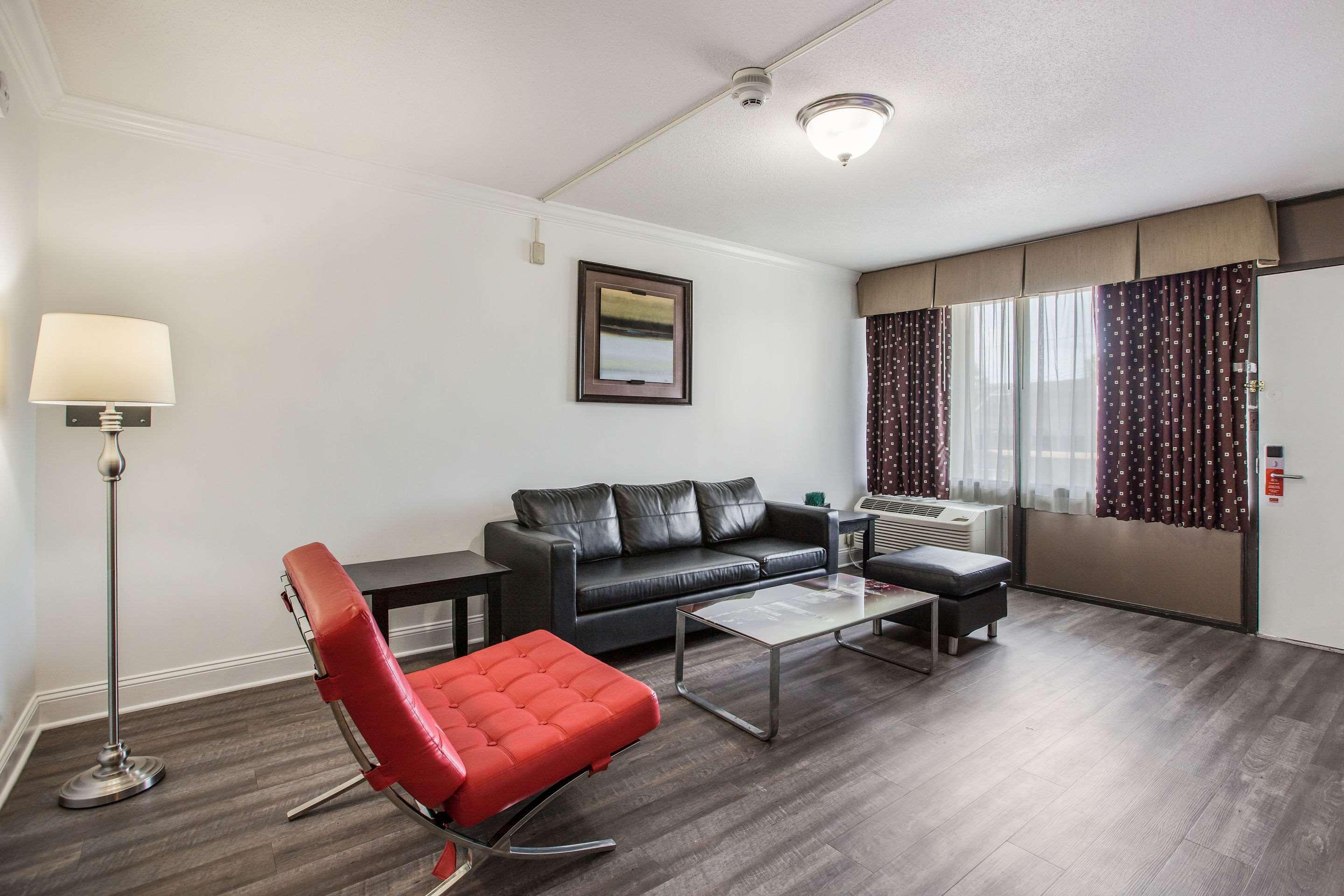 Отель Super 8 By Wyndham Meadowlands Карлстад Экстерьер фото